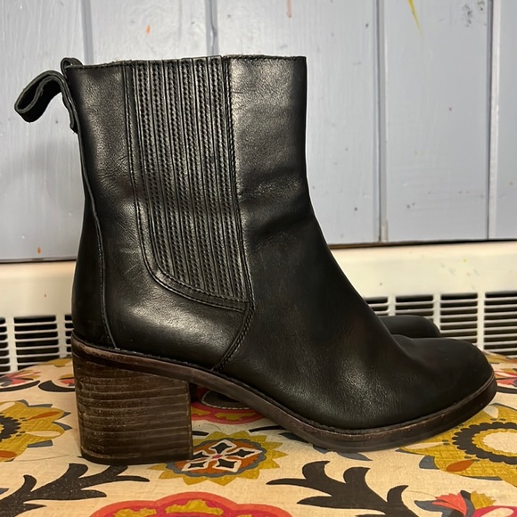 Ugg Camden boot- gently worn with box! - Picture 3 of 11